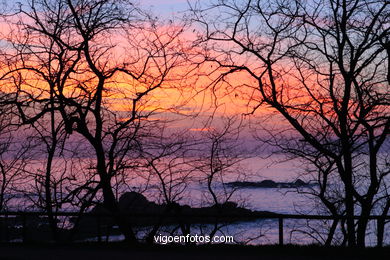 PÔR DO SOL NO MAR. OCASO. PRAIA DA FONTE. PAISAGENS. GALIZA. ESPANHA