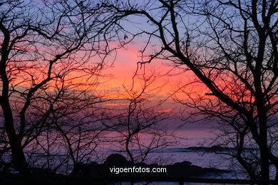 PÔR DO SOL NO MAR. OCASO. PRAIA DA FONTE. PAISAGENS. GALIZA. ESPANHA