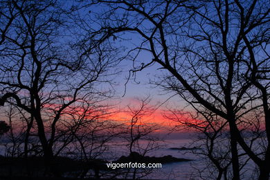 PÔR DO SOL NO MAR. OCASO. PRAIA DA FONTE. PAISAGENS. GALIZA. ESPANHA