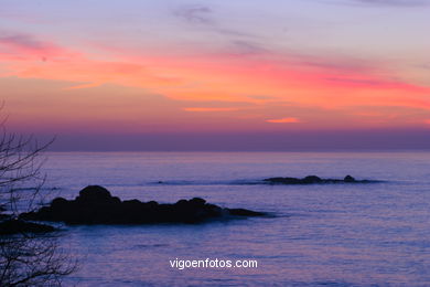 PÔR DO SOL NO MAR. OCASO. PRAIA DA FONTE. PAISAGENS. GALIZA. ESPANHA