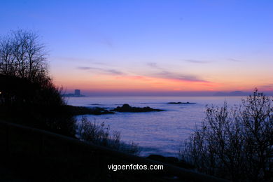 PÔR DO SOL NO MAR. OCASO. PRAIA DA FONTE. PAISAGENS. GALIZA. ESPANHA