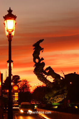 PÔR DO SOL NO MAR. OCASO. VIGO. PAISAGENS. GALIZA. ESPANHA