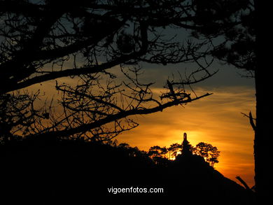 PÔR DO SOL NO MAR. OCASO. BAIONA. PAISAGENS. GALIZA. ESPANHA