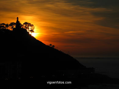 PÔR DO SOL NO MAR. OCASO. BAIONA. PAISAGENS. GALIZA. ESPANHA