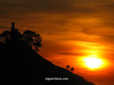 PÔR DO SOL NO MAR. OCASO. BAIONA. PAISAGENS. GALIZA. ESPANHA