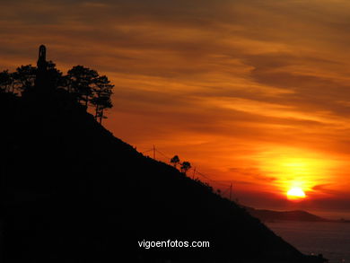 PÔR DO SOL NO MAR. OCASO. BAIONA. PAISAGENS. GALIZA. ESPANHA