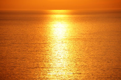 PÔR DO SOL NO MAR. OCASO. CABO HOME. PAISAGENS. GALIZA. ESPANHA