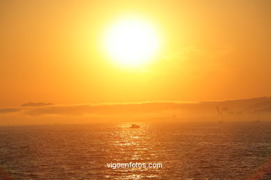 PÔR DO SOL NO MAR. OCASO. BARCO. PAISAGENS. GALIZA. ESPANHA