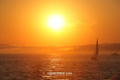 PÔR DO SOL NO MAR. OCASO. BARCO. PAISAGENS. GALIZA. ESPANHA