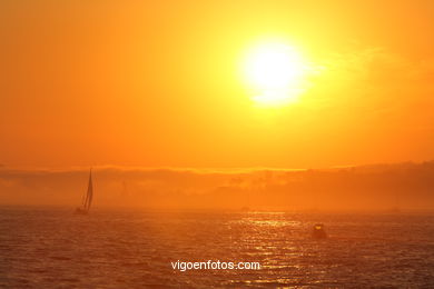 PÔR DO SOL NO MAR. OCASO. BARCO. PAISAGENS. GALIZA. ESPANHA