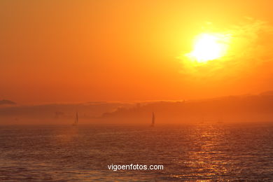 PÔR DO SOL NO MAR. OCASO. BARCO. PAISAGENS. GALIZA. ESPANHA