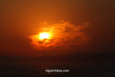 PÔR DO SOL NO MAR. OCASO. BARCO. PAISAGENS. GALIZA. ESPANHA