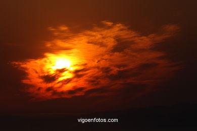 PÔR DO SOL NO MAR. OCASO. BARCO. PAISAGENS. GALIZA. ESPANHA