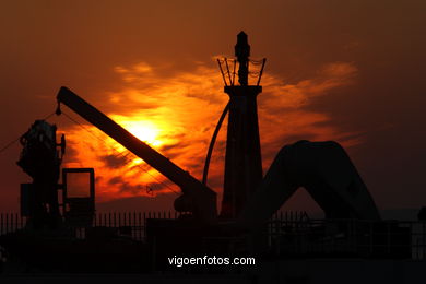 PÔR DO SOL NO MAR. OCASO. BARCO. PAISAGENS. GALIZA. ESPANHA