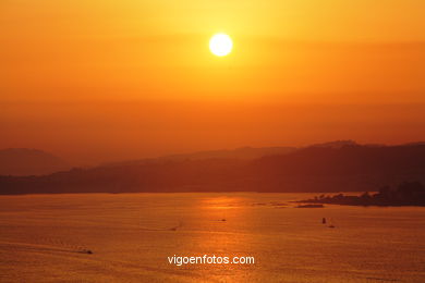 PÔR DO SOL NO MAR. OCASO. GUIA. PAISAGENS. GALIZA. ESPANHA