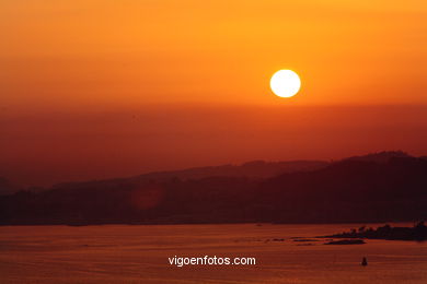 PÔR DO SOL NO MAR. OCASO. GUIA. PAISAGENS. GALIZA. ESPANHA