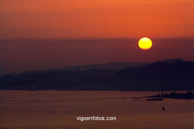 PÔR DO SOL NO MAR. OCASO. GUIA. PAISAGENS. GALIZA. ESPANHA