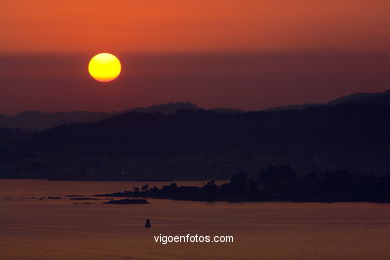 PÔR DO SOL NO MAR. OCASO. GUIA. PAISAGENS. GALIZA. ESPANHA