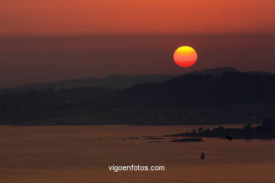 PÔR DO SOL NO MAR. OCASO. GUIA. PAISAGENS. GALIZA. ESPANHA