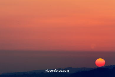 PÔR DO SOL NO MAR. OCASO. GUIA. PAISAGENS. GALIZA. ESPANHA