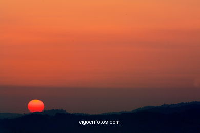 PÔR DO SOL NO MAR. OCASO. GUIA. PAISAGENS. GALIZA. ESPANHA