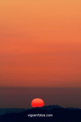 PÔR DO SOL NO MAR. OCASO. GUIA. PAISAGENS. GALIZA. ESPANHA