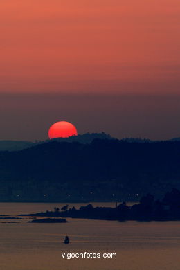 PÔR DO SOL NO MAR. OCASO. GUIA. PAISAGENS. GALIZA. ESPANHA