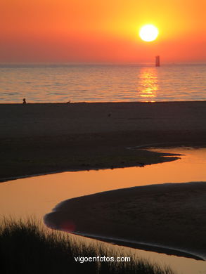 PÔR DO SOL NO MAR. OCASO. PRAIA AMÉRICA. PAISAGENS. GALIZA. ESPANHA