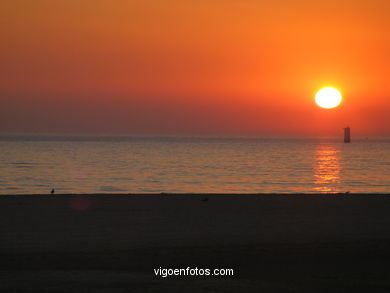 PÔR DO SOL NO MAR. OCASO. PRAIA AMÉRICA. PAISAGENS. GALIZA. ESPANHA