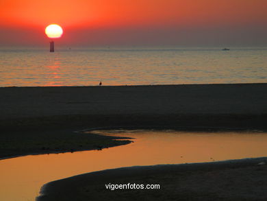 PÔR DO SOL NO MAR. OCASO. PRAIA AMÉRICA. PAISAGENS. GALIZA. ESPANHA