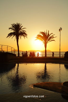 PÔR DO SOL NO MAR. OCASO. PRAIA DE SAMIL. PAISAGENS. GALIZA. ESPANHA