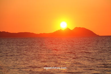 PÔR DO SOL NO MAR. OCASO. SAMIL. PAISAGENS. GALIZA. ESPANHA