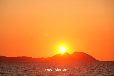 PÔR DO SOL NO MAR. OCASO. SAMIL. PAISAGENS. GALIZA. ESPANHA