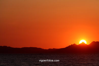 PÔR DO SOL NO MAR. OCASO. SAMIL. PAISAGENS. GALIZA. ESPANHA