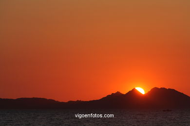 PÔR DO SOL NO MAR. OCASO. SAMIL. PAISAGENS. GALIZA. ESPANHA