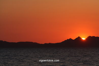 PÔR DO SOL NO MAR. OCASO. SAMIL. PAISAGENS. GALIZA. ESPANHA