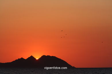 PÔR DO SOL NO MAR. OCASO. ILHAS CIES. PAISAGENS. GALIZA. ESPANHA