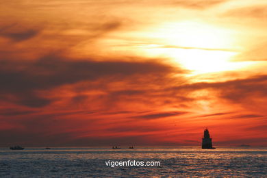 PÔR DO SOL NO MAR. OCASO. RIA DE VIGO. PAISAGENS. GALIZA. ESPANHA