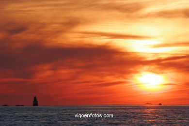 PÔR DO SOL NO MAR. OCASO. RIA DE VIGO. PAISAGENS. GALIZA. ESPANHA