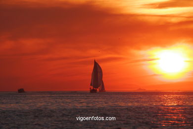 PÔR DO SOL NO MAR. OCASO. RIA DE VIGO. PAISAGENS. GALIZA. ESPANHA