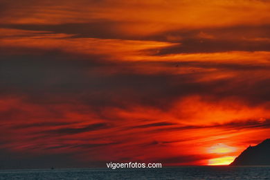 PÔR DO SOL NO MAR. OCASO. RIA DE VIGO. PAISAGENS. GALIZA. ESPANHA