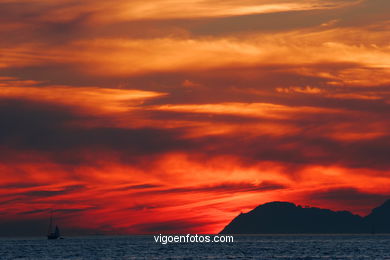 PÔR DO SOL NO MAR. OCASO. ILHAS CIES. PAISAGENS. GALIZA. ESPANHA