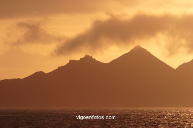 PÔR DO SOL NO MAR. OCASO. ILHAS CIES. PAISAGENS. GALIZA. ESPANHA