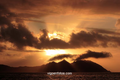 PÔR DO SOL NO MAR. OCASO. SOL. PAISAGENS. GALIZA. ESPANHA