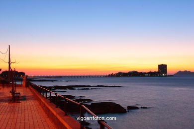 PÔR DO SOL NO MAR. OCASO. PRAIA DA SIRENITA. PAISAGENS. GALIZA. ESPANHA