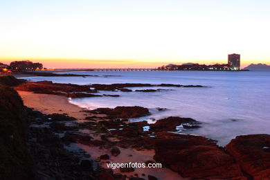 PÔR DO SOL NO MAR. OCASO. PRAIA DA SIRENITA. PAISAGENS. GALIZA. ESPANHA