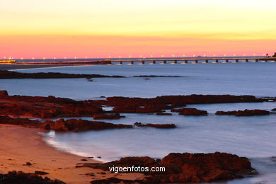 PÔR DO SOL NO MAR. OCASO. PRAIA DA SIRENITA. PAISAGENS. GALIZA. ESPANHA