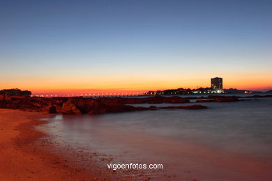 PÔR DO SOL NO MAR. OCASO. PRAIA DA SIRENITA. PAISAGENS. GALIZA. ESPANHA