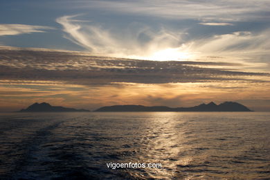 PÔR DO SOL NO MAR. OCASO. ILHAS CIES. PAISAGENS. GALIZA. ESPANHA