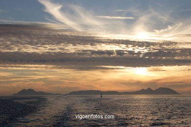 PÔR DO SOL NO MAR. OCASO. ILHAS CIES. PAISAGENS. GALIZA. ESPANHA